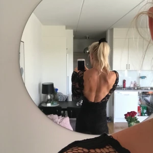 Spetsklänning med öppen rygg strl 32 - Jättefin klänning från hm med öppen rygg. Väldigt stretchig så sitter bra på mig som vanligtvis har 34. Superfin rygg🦋 köparen står för frakt. Tar swish😊