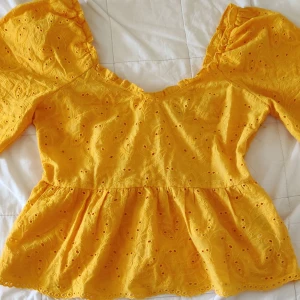 H&M Gul off shoulder topp stl 40 - Gul topp från H&M I stl.40 känns som en stl.38 Använd ca 2 gånger så plagget är i nyskick.