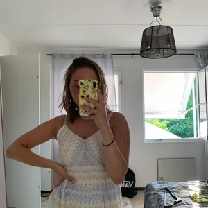 Klänning - Använd 2 ggr endast därav i bra skick! Superfin och vacker långklänning som passar en S! Jag är 166 cm✌🏻