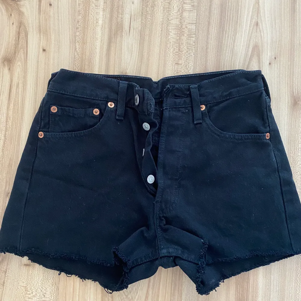 Korta svarta Levis 501 shorts. Storlek 25-26 Aldrig använda men tvättade en gång. Köpta på Urban Outfitters.. Shorts.