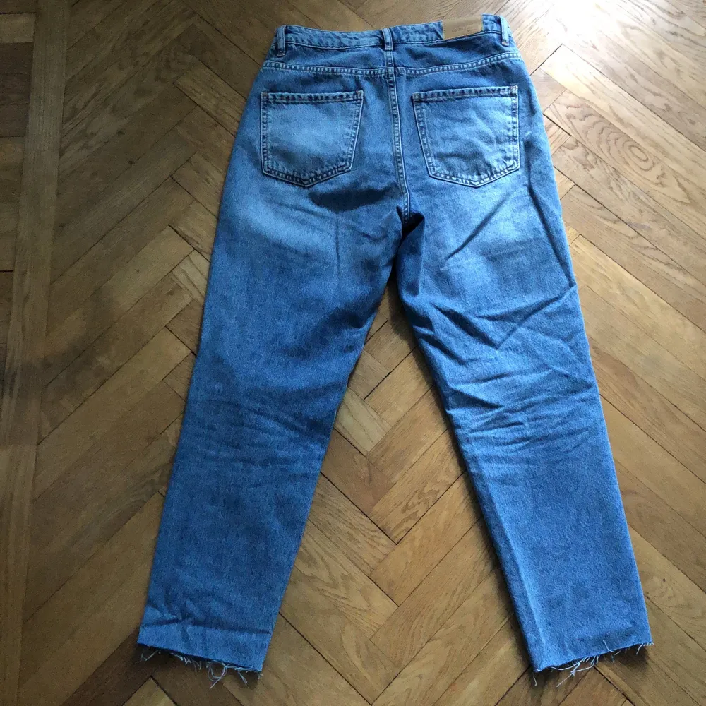 Ljusa jeans från Gina Tricot i strl 34. Avklippta av mig till ankellängd. Jag är 161cm. Säljs pga för små. Köparen står för frakten. . Jeans & Byxor.