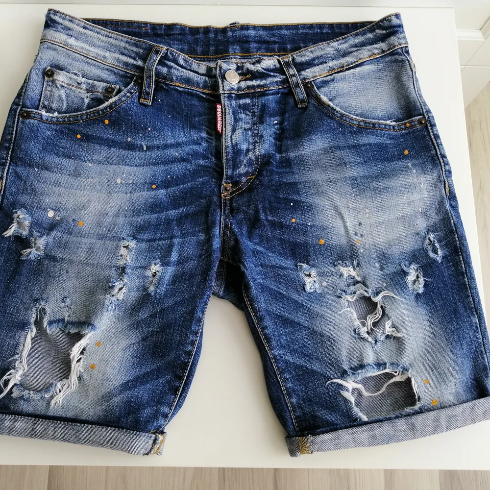 Very good condition, 100% authentic size IT48(W30) look the last photo jeans allow stretching. Shorts.