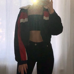 Croppad i jacka i vintagestil - Perfekt skick. Använd 1 gång. Storlek S men hade även passat M. Puffiga ärmar och windbreaker-material. Buda i kommentarerna!
