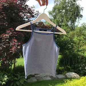 Crop top - Somrig crop top från Bikbok i storlek s💞 Frakten ingår i priset och önkas fler bilder är det bara att fråga🌸