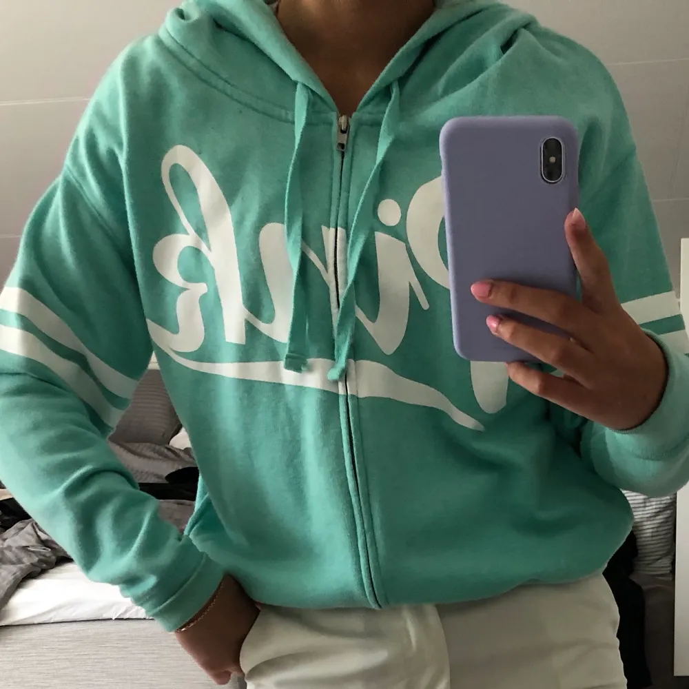 Säljer denna supersöta hoodie från Victoria’s Secret Pink! Den är i jättebra skick. Passa på!!💕 Bud från 300kr + frakt!💕. Hoodies.