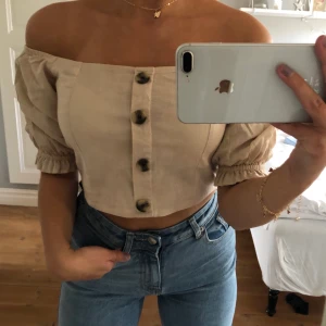 Blus  - En superfin blus i toppskick, använd 1 gång. Räfflad på baksidan vilket gör den stretchig. Säljer den då den inte kommer till användning. Storlek Small men ganska liten i storleken så skulle funka lika bra på XS. 60kr + frakt eller högst bud 💛💫