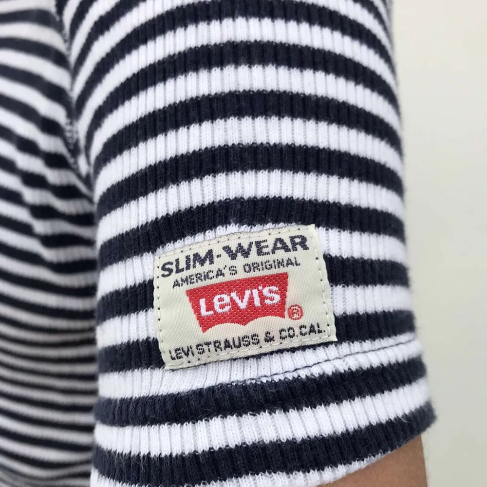 Säljer denna coola vintage tröjan från Levis i strl M. Fint skick. T-shirts.