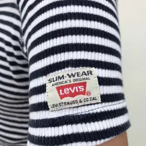 Säljer denna coola vintage tröjan från Levis i strl M. Fint skick