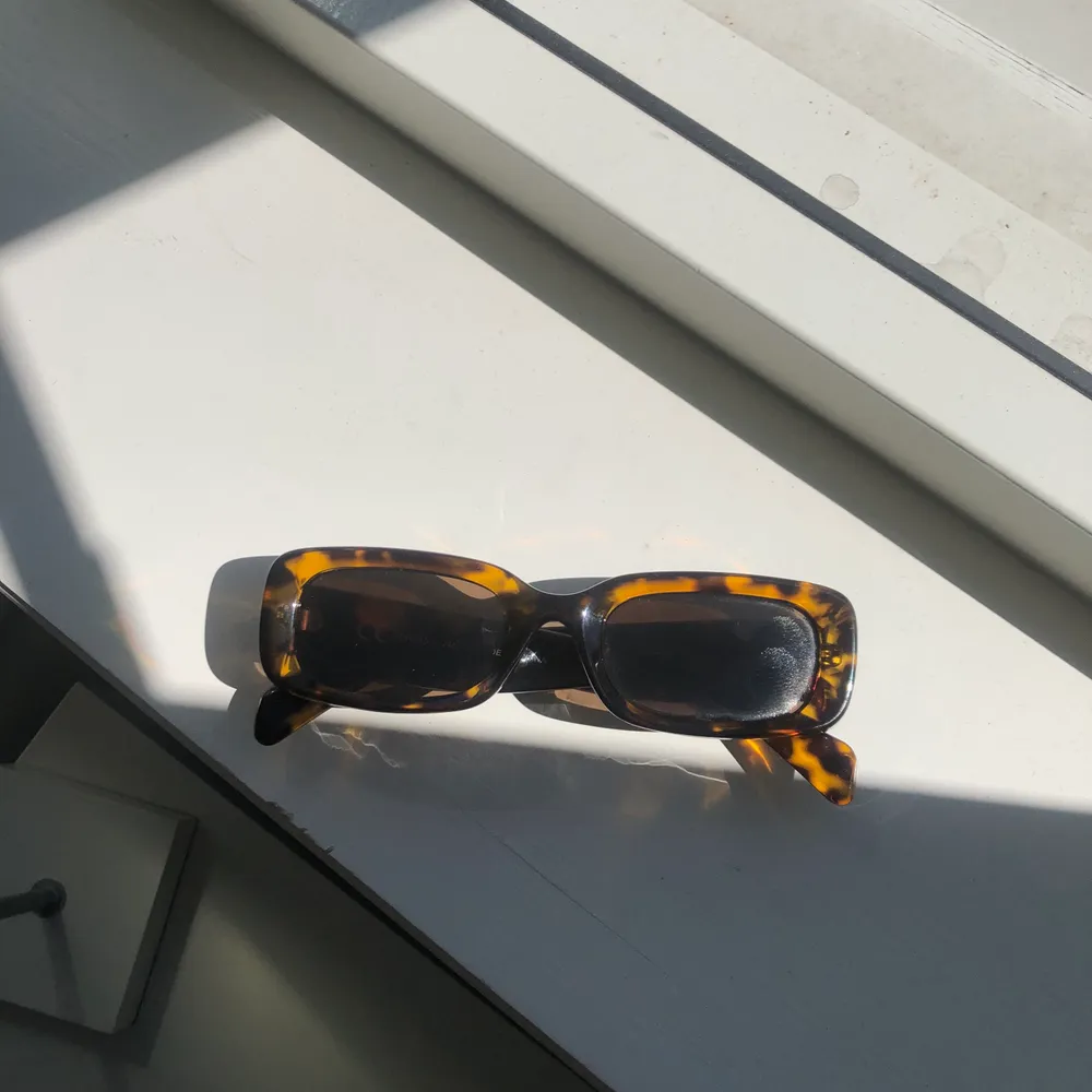 ett par jättefina solglasögon från weekday! köpta för typ en månad sen och är knappt använda🥰. Accessoarer.