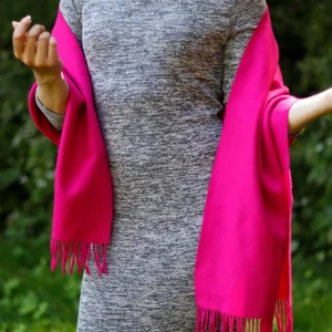 Ceriserosa halsduk/sjal/schal - SUPERMJUK, ceriserosa, Perry Ellis halsduk/sjal/schal.Hög kvalité. Finns för avhämtning i Malmö, alt kan skickas mot att köparen betalar frakten. Betalning via swish.