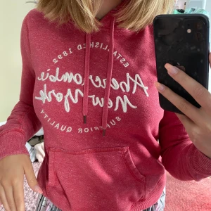 Hoodie  - Hoodie köpt i USA från Abercrombie and Fitch. Super bra kvalite & jätte skön. Kan passa XS-M beroende på hur man vill att den ska sitta ❤️❤️❤️❤️❤️