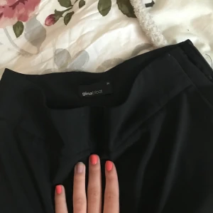 Snygga vida kostymbyxor  - Snygga och moderna kostymbyxor med vida ben från Gina. Byxorna ser väldigt vida ut på bilden men sitter sjukt snyggt på (skicka om du vill ha bättre bilder). Byxorna är något långa för mig som är 155 så de passar perfekt på någon runt 160. Stl xs-s