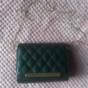 Väska - Svart väska med guldfärgad kedja från ur och penn. Bara använd några gånger så i väldigt fint skick🥰 