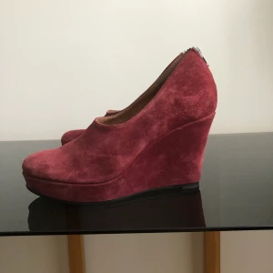 Mockapumps 40 Rules by Mary - Röda mockapumps i storlek 40. Sparsamt använda. Är i fint skick.