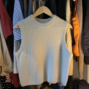 Stickad väst från Arket - En stickad vit väst från arket som knappt är använd! I ett jättefint skick. Möts upp eller så tillkommer frakt! 