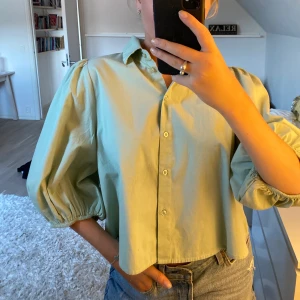 Ljusgrön blus  - Superfin blus från Gina Tricot. Helt ny, prislapp kvar. Strl 38. Kan mötas upp i Helsingborg, annars står köparen för frakten. 