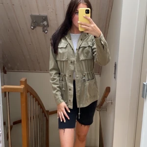 Jacka från ginatricot i militärgrönt 36 - Jacka från ginatricot i militärgrönt. Knappt använd. Storlek 36 men passar även 34. 