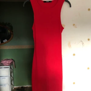 Klänning - Röd klänning från bikbok, storlek ca. Aldrig kommit till användning