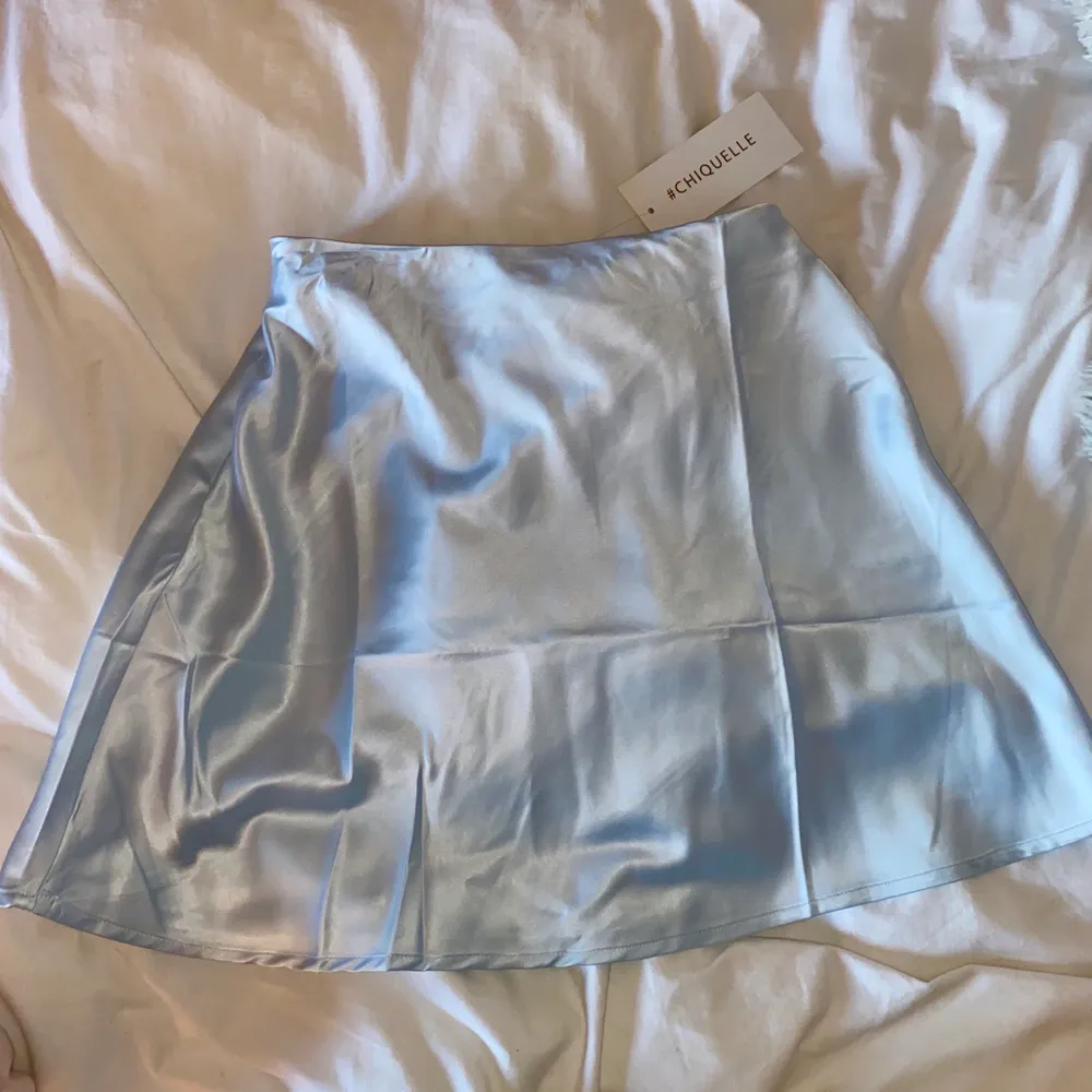 Helt ny babyblå kjol i siden från Chiquelle, storlek S! Oanvänd med lappen kvar. Slutsåld på hemsidan, nypris ligger på 399kr. Midjemåttet är ca 68cm 💙. Kjolar.