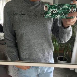 Nakd x Josefin Ekström  - Grå collagetröja från Josefin Ekström X Nakd, storlek XS. Coola detaljer. Priset är exklusive frakt, 63kr. 