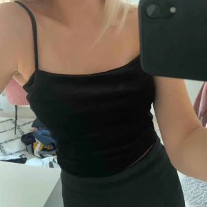  -  Sammet Linne från Gina Tricot. Köparen står för frakten 