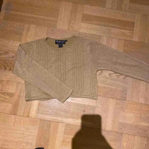  - Sjukt fin, glittrig cropad tröja. Kan passa en medium men även XS! Den är i mycket bra sick och har inga hål eller fläckar 