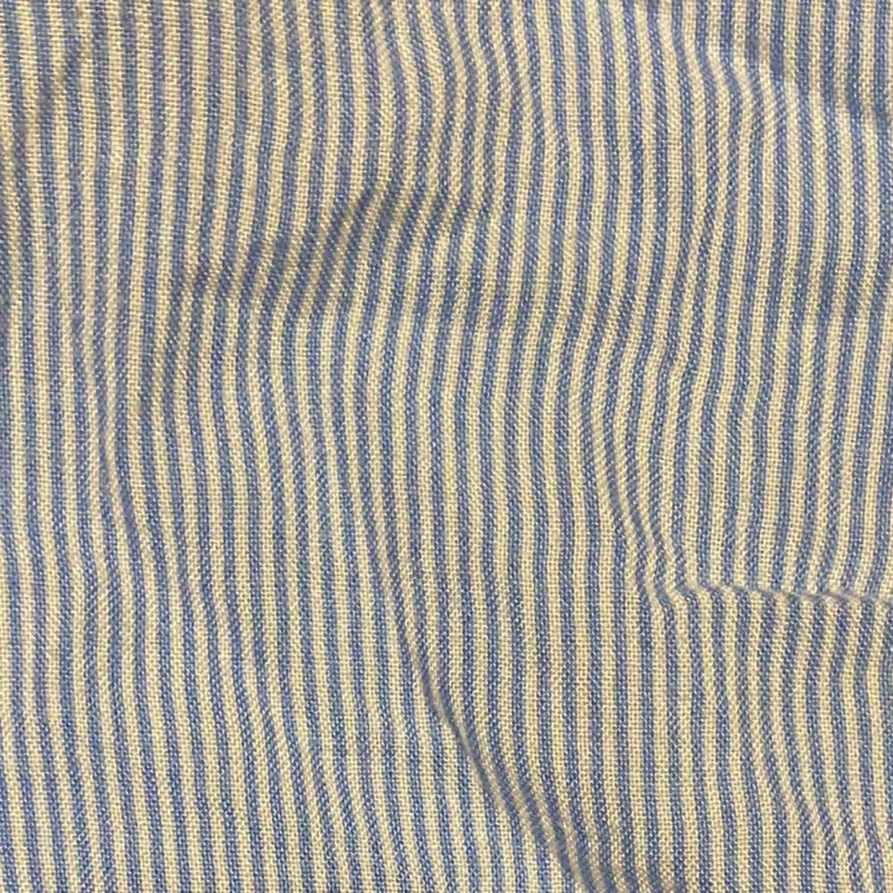 Jätte fint blå vit randigt linne till sommaren, väldigt skönt material och bra kvalité! Inte använd mycket allt kanske 3 gånger! . Toppar.