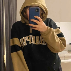  - Jag säljer den här sjukt coola o mysiga champion hoodien i flis! Säljer pågrund av att jag tyvärr inte använder den så mycket, köpte den på humana men den är som ny! 