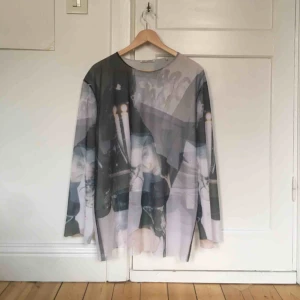  - ”Mesh” tröja från Our Legacy med supercoola tryck från café opera. Den är i två lager där det under är lite kortare än det över. Det är ett litet hål i undertyget men det syns inte när man har på sig den. Finns bara 3 exemplar.