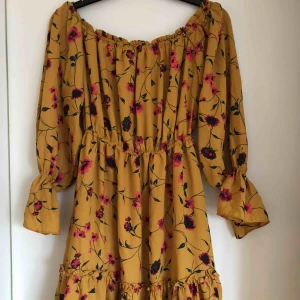  - Blommig sommarklänning köpt på NA-KD. Passformen är off shoulder. Storlek S. Inkluderad frakt.