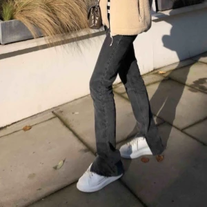  - Grå zara jeans med slit  Knappt använda  Strl 38  Frakt: 72kr