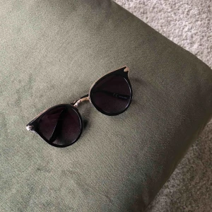  - Simpla svarta glasögon med guld-detaljer!   Kan frakta hem eller mötas upp i centrala Göteborg.