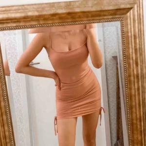  - Ny klänning. Endast testat. Beige-rosa färg. Längden är justerbar. Jag är 165cm. 