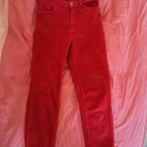 Röda manchesterbyxor!  - Supersnygga manchesterbyxor som verkligen framhäver figurerna, har tyvärr inte kommit till användning 