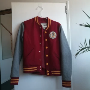 Jacka True Religion strl S - Supersnygg jacka från True Religion i storlek S. 350kr + frakt alternativt mötas upp i Gävle. 