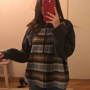  - Jättefin och oversiced kofta/tröja köpt secondhand! Har en dragkedja😛😛