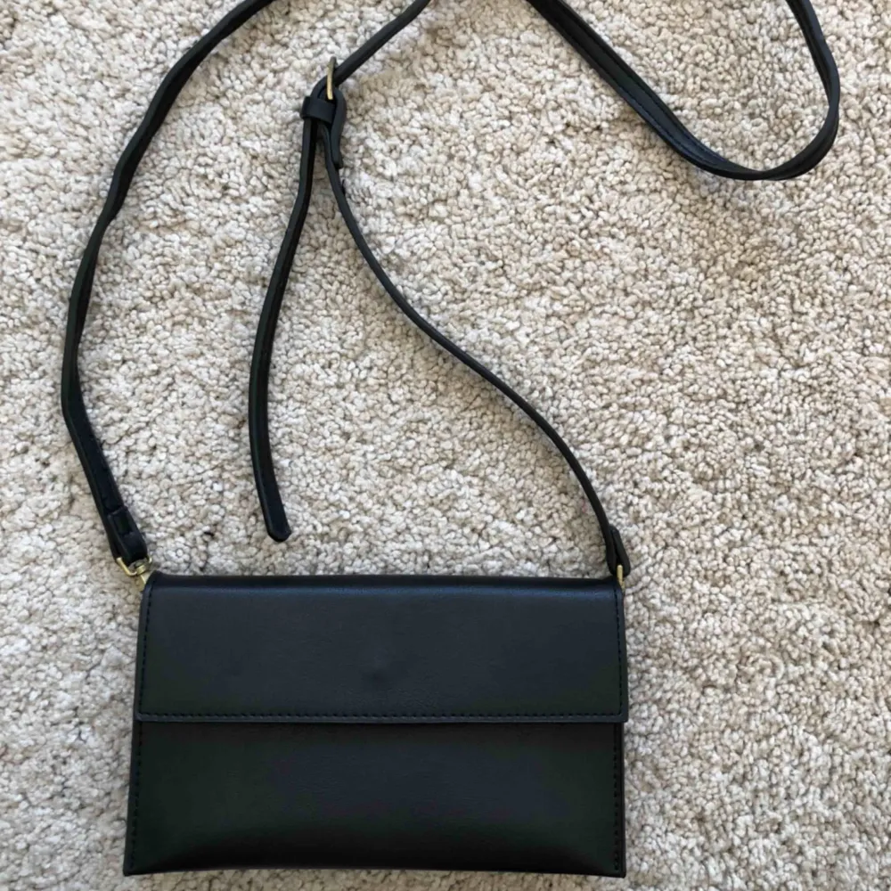 Skitfin svart liten väska, med justerbart axelband!Jättefint skick och nästan aldrig använd ❣️köparen står för frakten: 40kr. Väskor.