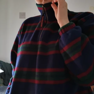 vintage fleece - vintage grön/röd/blå randig fleece med fickor fram, risor vid armar och midja+lite overzised                     🍐frakt ingår