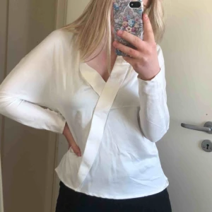  - Säljer en oanvänd vit blus, fortfarande lapparna kvar. Skriv om ni har frågor eller liknande 💕 Nypris 299 kr 