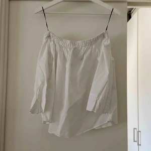  - Vit blus från Zara i fint skick. 