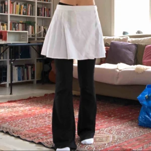  - En vit retro tenniskjol, mycket välgjord och faller mycket snyggt. Inte använt särkilt mycket pga att den är lite för stor i midjan. Väldigt söt att bära på sommaren eller om du vill vara extra snygg på tennisbanan! 