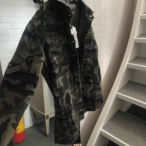  - En oversize camo jacka , passar allt från XS-M beroende på hur du vill att den ska sitta! Helt oanvänd men kommer tyvärr inte till användning. Nypris 500kr!❤️ frakt ingår inte