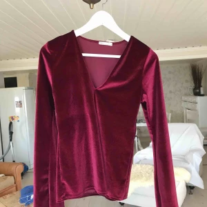  - Jätte fin vinröd tröja i sammet med trumpetarmar. Använd cirka 2 gånger, så minimalt använd. Säljer då jag inte använder den något!!  Köparen står för frakten