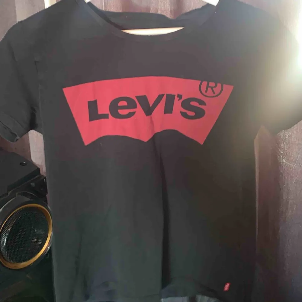 Säljer denna jätte fina Levis tröjan då jag aldrig använder den längre. Använd några få gånger.. Skjortor.