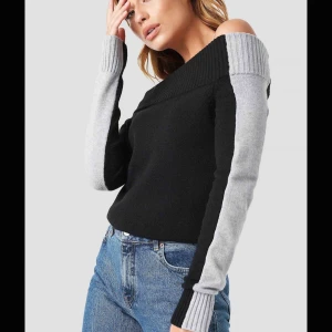 Offshoulder tröja - Superskön stickad, off shoulder, tröja från Linn Ahlborgs kollektion med NAKD. Varsamt använd. FRAKTEN INGÅR.