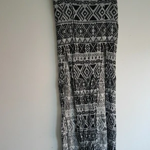 Kjol S - Kjol med öppning för båda benen. Lappen är avklippt. Storlek S. Från Kappahl