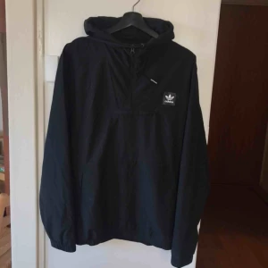ADIDAS wind jacket - Adidas windjacket i herr strl S men funkar dam strl M också! Går att vika in i sin egna ficka o blir då smidig att ta med sig. Kan fraktas!