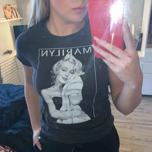  - T-shirt med tryck som är köpt på H&M i storlek S, bra skick och använd fåtalgånger! Tillkommer frakt på 44kr