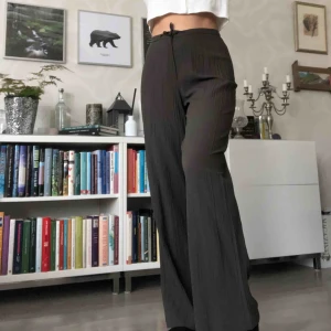  - Tunna byxor från Claire i storlek 36. Skogsgrönfärg, trogen till bilderna. Dragkedja, knapp och snörning i midjan. Inte genomskinliga. De ska vara sådär skrynkliga som bilderna visar. Svala och sköna till sommaren. +50kr i frakt💕