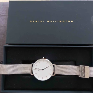  - En helt nt Daniel Wellington klocka, som jag fick i student present. Aldrig använd då jag ej gillar silver. Priset på den original är 1500 ungefär.